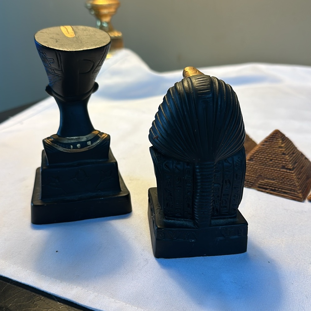 Egyptian Pharaoh Mummy and pyramids - Picture 14 of 16